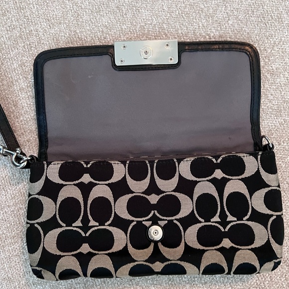 Coach wristlet - Picture 3 of 5